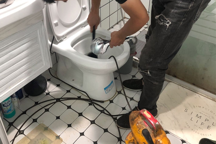 铁锋疏通下水道