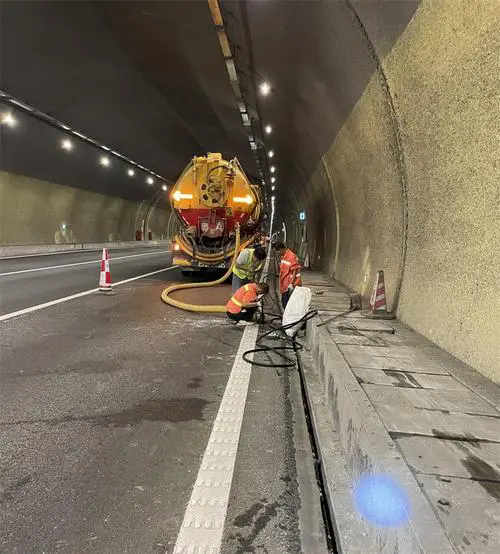 铁锋隧道排水渠清淤